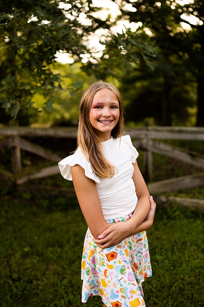 Cousins laughing together at Mamoo Cousin Camp summer photos | Kids posing in the same yard spot during Mamoo Cousin Camp | Missouri Photographer Missouri Family Photographer Missouri outdoor photographer